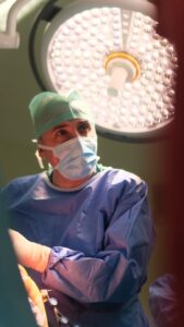 Prof. Dr. Serdar Yüksel ameliyathanede