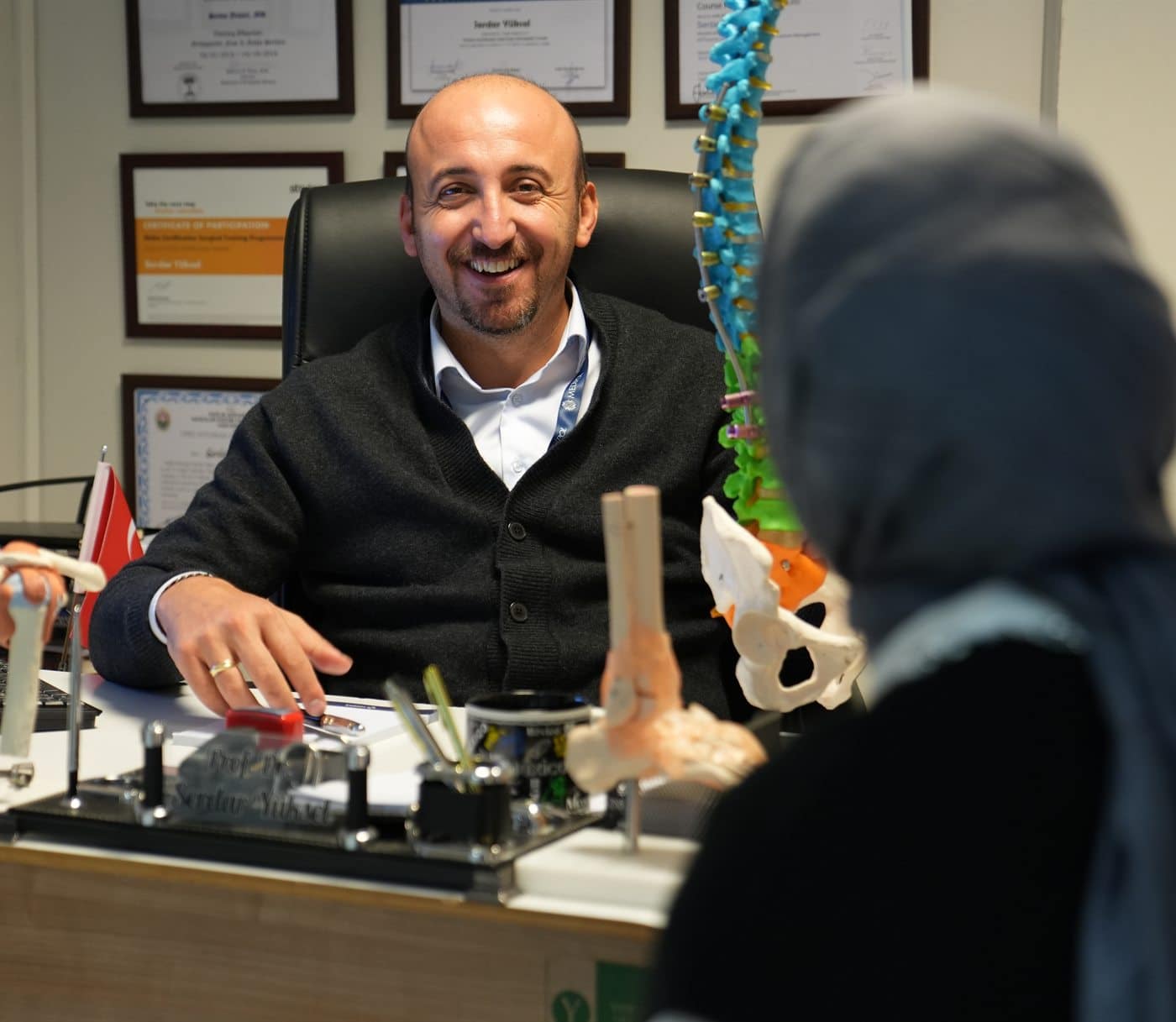 Prof. Dr. Serdar Yüksel muayene sırasında hastasıyla görüşürken