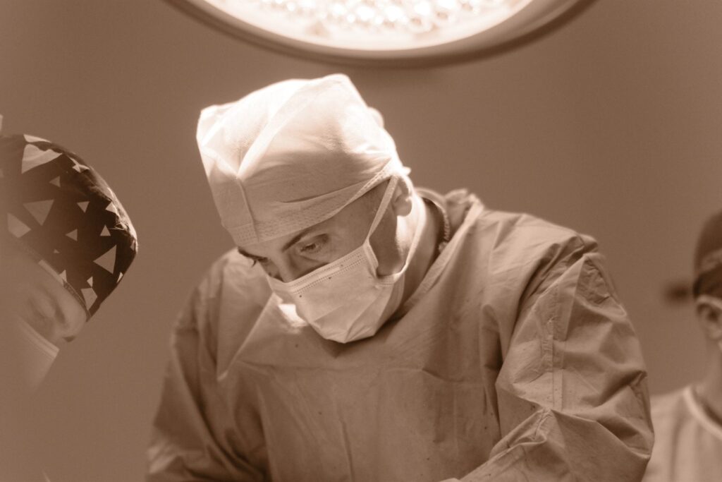 Prof. Dr. Serdar Yüksel ameliyat sırasında