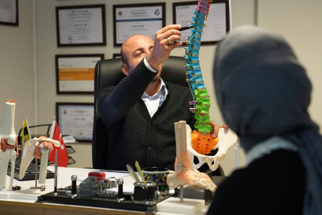 Prof. Dr. Serdar Yüksel omurga modeli ile skolyozu anlatırken